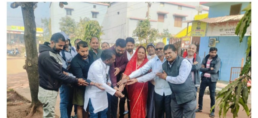 अमलेशवर डीह वार्ड 8  में यात्री प्रतीक्षालय के लिए पार्षद डोमन यादव एवं वार्ड 9  में नाली निर्माण हेतु पार्षद  श्रीमती मालती साहू  ने किया भूमिपूजन