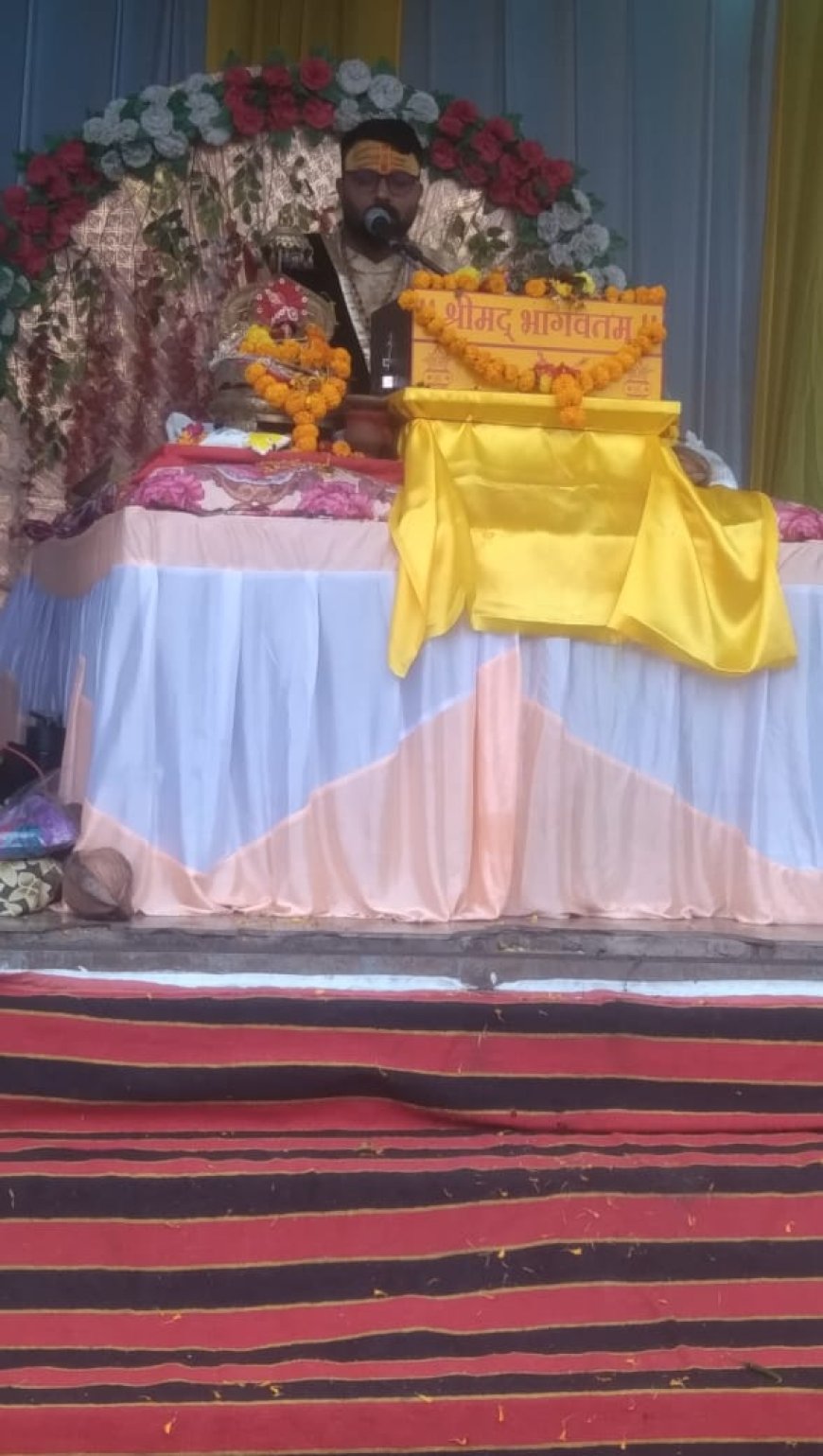 भागवत कथा में पुतना उद्धार , श्रीकृष्णा लीला ,दही हंडी लूट का विस्तार से व्याख्या कर , दर्शको को  श्रवण कराये  , आचार्य रोशन द्विवेदी जी महाराज