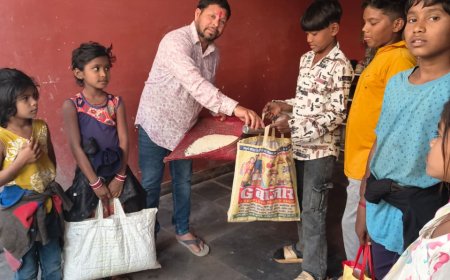 अमलेशवर अंचल में दान पर्व छेर छेरा की धूम , कर्मचारी, अधिकारी फेडरेशन के प्रांतीय प्रवक्ता ललित बिजौरा ने अन्न दान कर  बच्चों संग मनाया छेर छेरा का पर्व