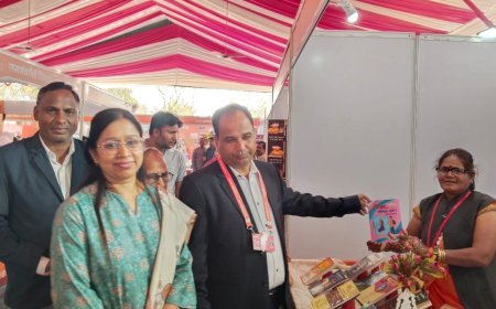 रायपुर साहित्य उत्सव में कलेक्टर गौरव सिंह ने डा गंगा शरण पासी की पुस्तक को देखा और पढा, की सराहना, कहा ये मेरे लिए गौरव की बात है...