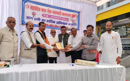 *महादेव घाट रोड व्यापारी कल्याण संघ ने सेना अधिकारी समाजसेवी का सम्मान कर गणतंत्र दिवस मनाया*