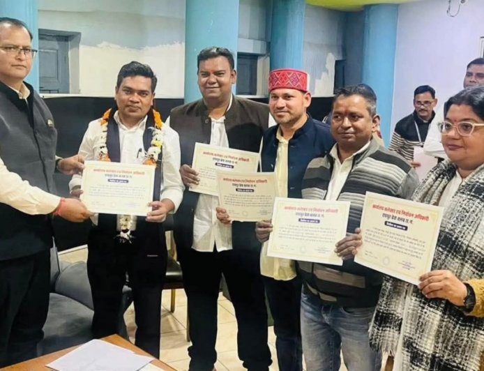 रायपुर प्रेस क्लब चुनाव के परिणाम घोषित, मोहन तिवारी बने अध्यक्ष, दिलीप साहू उपाध्यक्ष और गौरव शर्मा महासचिव निर्वाचित