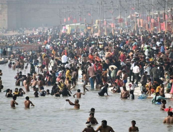 प्रयागराज माघ मेले में उमड़ी श्रद्धालुओं की भारी भीड़