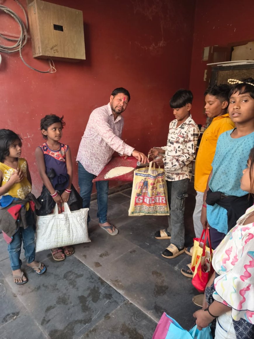 अमलेशवर अंचल में दान पर्व छेर छेरा की धूम , कर्मचारी, अधिकारी फेडरेशन के प्रांतीय प्रवक्ता ललित बिजौरा ने अन्न दान कर  बच्चों संग मनाया छेर छेरा का पर्व