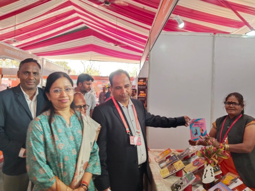 रायपुर साहित्य उत्सव में कलेक्टर गौरव सिंह ने डा गंगा शरण पासी की पुस्तक को देखा और पढा, की सराहना, कहा ये मेरे लिए गौरव की बात है...