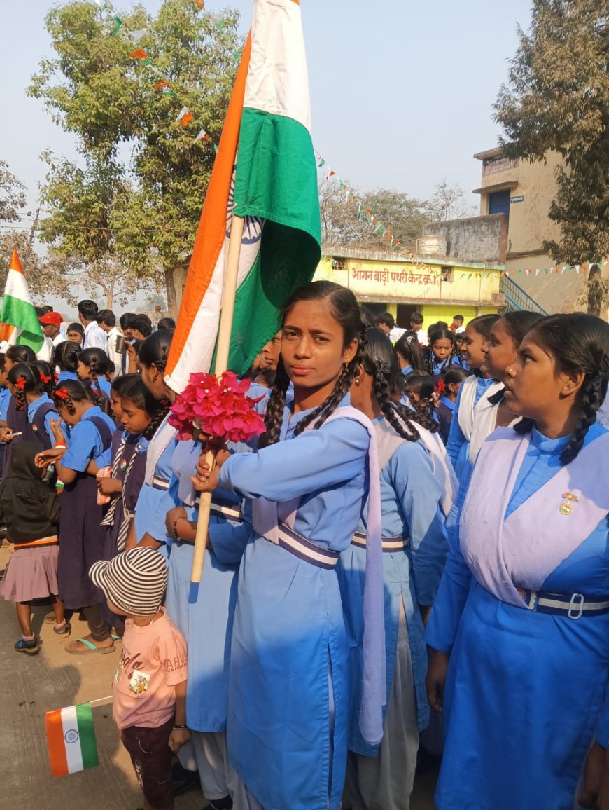 शासकीय उच्चतर माध्यमिक विद्यालय पथरी में गणतंत्र दिवस पर ध्वजारोहण,  प्रभातफेरी में डा गंगा शरण पासी का जोरदार नारा पथरी गांव वासियों को मोहित कर दिया