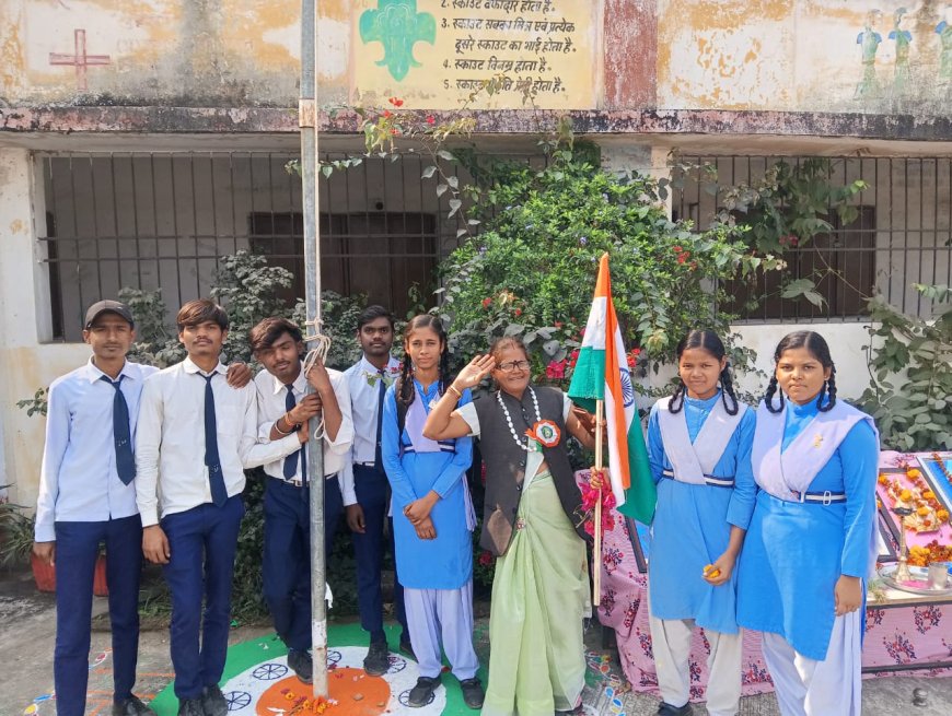 शासकीय उच्चतर माध्यमिक विद्यालय पथरी में गणतंत्र दिवस पर ध्वजारोहण,  प्रभातफेरी में डा गंगा शरण पासी का जोरदार नारा पथरी गांव वासियों को मोहित कर दिया