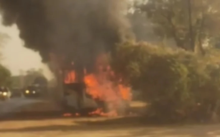 यात्रियों से भरी चलती बस में लगी आग