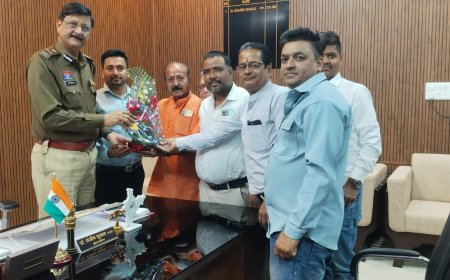 *महादेव घाट रोड व्यापारी कल्याण संघ रायपुर सुरक्षा को लेकर पुलिस कमिश्नर श्री डॉक्टर संजीव शुक्ला से भेंट की*