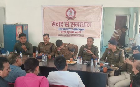 *महादेव घाट रोड व्यापारी कल्याण संघ के साथ  पुलिस और नगर निगम के उच्च अधिकारी व्यापारीयो की बैठक*