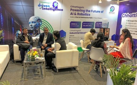 देश के पहले एआई डाटा सेंटर पार्क की दी जा रही जानकारी-छत्तीसगढ़ का स्टॉल बना आकर्षण केंद्र