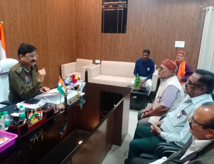 रायपुर के प्रथम पुलिस कमिश्नर डॉ. संजीव शुक्ला से पेंशनर्स महासंघ का प्रतिनिधिमंडल मिला, सेवानिवृत्ति दिवस पर सभी देयताओं व पीपीओ एक साथ देने का आग्रह