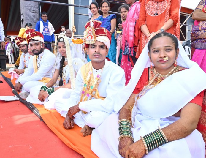 बौद्ध परंपराओं के साथ छह नवदंपत्तियों ने लिया जीवनभर साथ निभाने का संकल्प