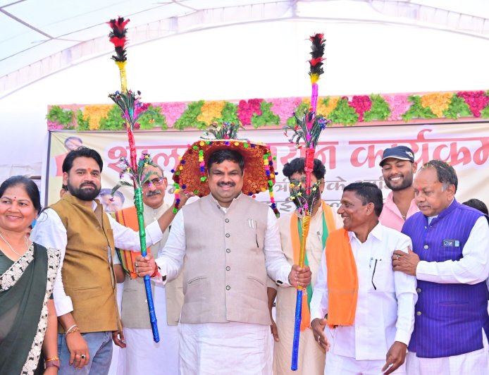 *शिक्षा मंत्री गजेंद्र यादव एक दिवसीय प्रवास पर बेमेतरा पहुंचे* *ग्राम जाता में शाला उन्नयन कार्यक्रम में शामिल होकर की कई महत्वपूर्ण घोषणाएं*