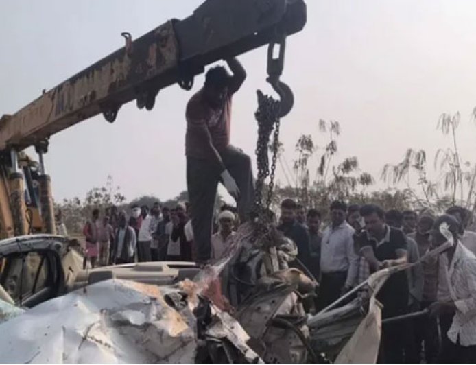 बस-कार की भिड़ंत, CRPF के तीन जवानों समेत 4 की मौत