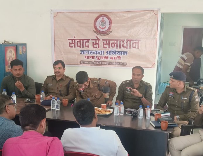 *महादेव घाट रोड व्यापारी कल्याण संघ के साथ  पुलिस और नगर निगम के उच्च अधिकारी व्यापारीयो की बैठक*