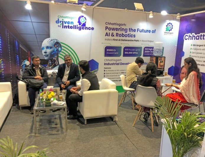देश के पहले एआई डाटा सेंटर पार्क की दी जा रही जानकारी-छत्तीसगढ़ का स्टॉल बना आकर्षण केंद्र
