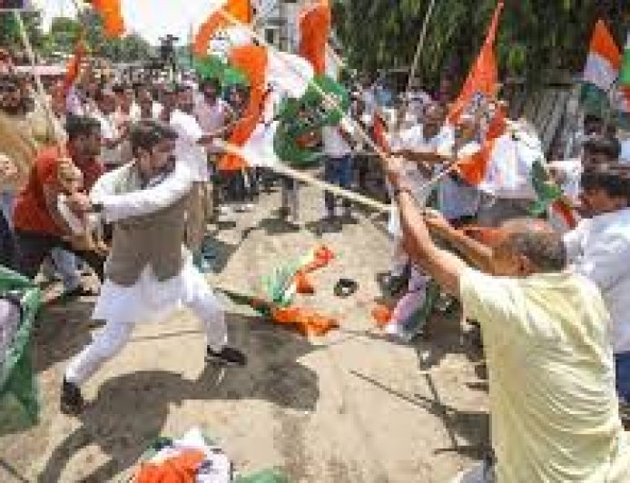 कांग्रेस और BJP कार्यकर्ताओं के बीच पत्थरबाजी, आरोपियों को 5 दिन की पुलिस हिरासत में भेजा