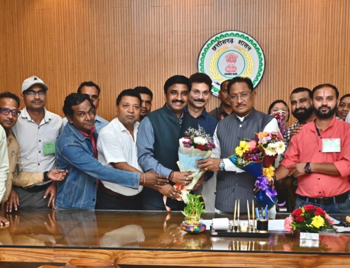 *मुख्यमंत्री से भेंट कर बजट में कैशलैस चिकित्सा सुविधा शामिल करने के लिए जताया आभार*