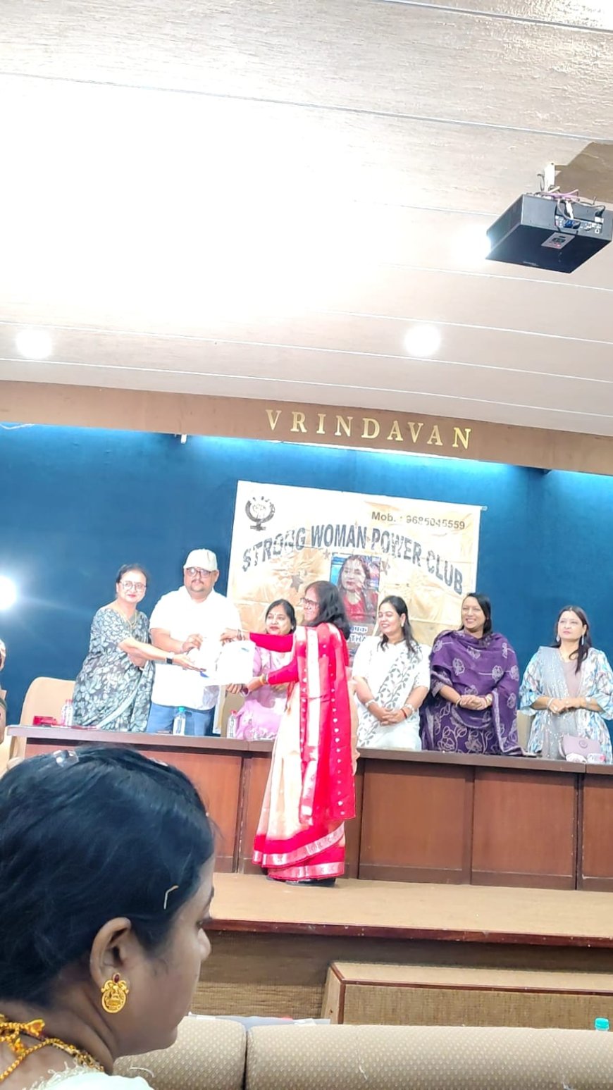 छत्तीसगढ़ की शिक्षिका डॉ. गंगा शरण पासी स्ट्रांग woman power सम्मान से सम्मानित