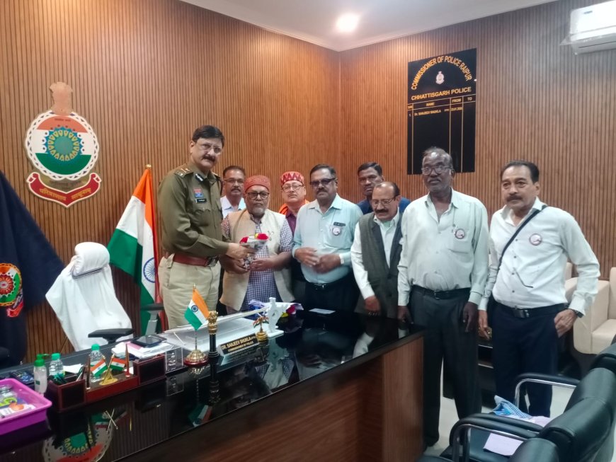 रायपुर के प्रथम पुलिस कमिश्नर डॉ. संजीव शुक्ला से पेंशनर्स महासंघ का प्रतिनिधिमंडल मिला, सेवानिवृत्ति दिवस पर सभी देयताओं व पीपीओ एक साथ देने का आग्रह