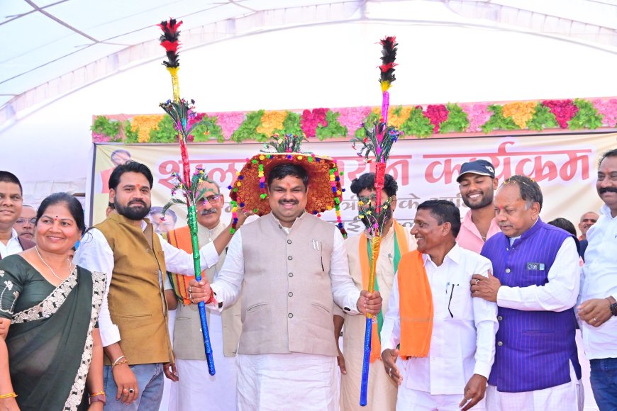 *शिक्षा मंत्री गजेंद्र यादव एक दिवसीय प्रवास पर बेमेतरा पहुंचे* *ग्राम जाता में शाला उन्नयन कार्यक्रम में शामिल होकर की कई महत्वपूर्ण घोषणाएं*