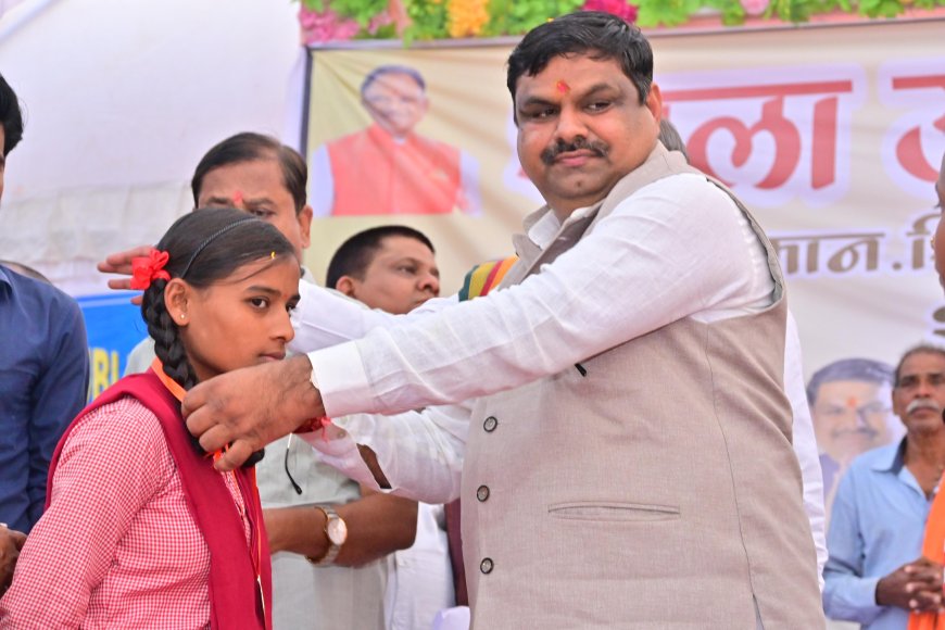 *शिक्षा मंत्री गजेंद्र यादव एक दिवसीय प्रवास पर बेमेतरा पहुंचे* *ग्राम जाता में शाला उन्नयन कार्यक्रम में शामिल होकर की कई महत्वपूर्ण घोषणाएं*