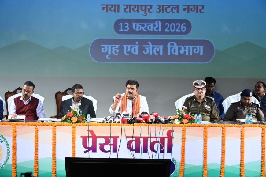 गृह, जेल मंत्री  की आज छत्तीसगढ संवाद नवा रायपुर के ऑडिटोरियम में पत्रकारों से चर्चा करते हुए