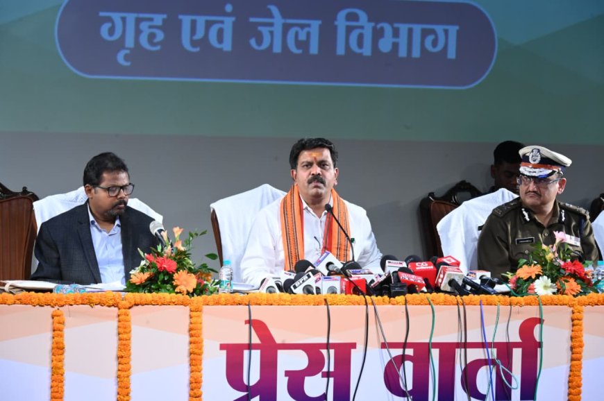 गृह, जेल मंत्री  की आज छत्तीसगढ संवाद नवा रायपुर के ऑडिटोरियम में पत्रकारों से चर्चा करते हुए