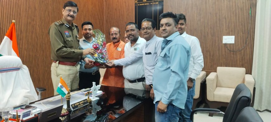 *महादेव घाट रोड व्यापारी कल्याण संघ रायपुर सुरक्षा को लेकर पुलिस कमिश्नर श्री डॉक्टर संजीव शुक्ला से भेंट की*