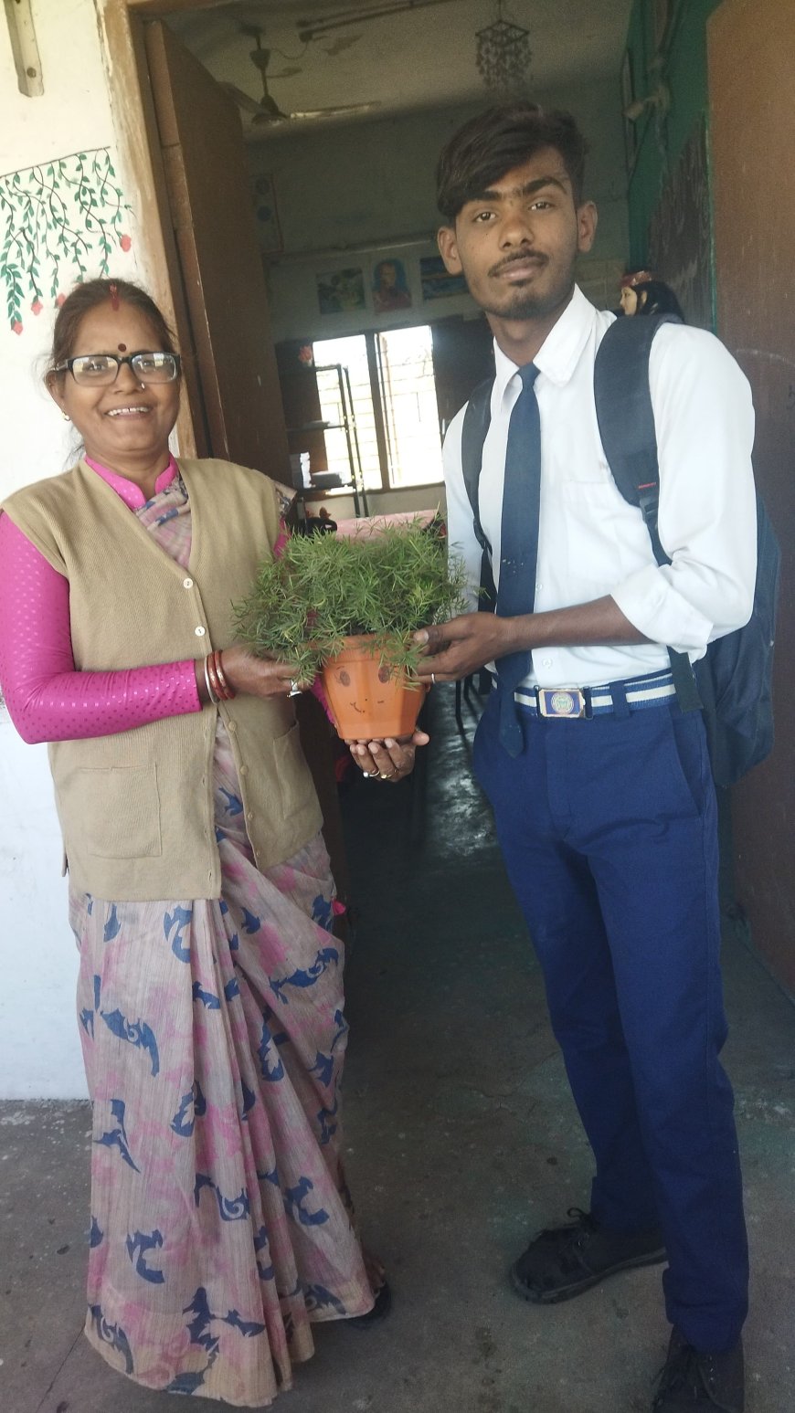 बच्चों ने शिक्षिका डा गंगा शरण पासी जी को कहा आप हमेशा हम सबको याद आओगे