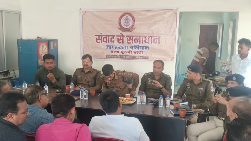 *महादेव घाट रोड व्यापारी कल्याण संघ के साथ  पुलिस और नगर निगम के उच्च अधिकारी व्यापारीयो की बैठक*