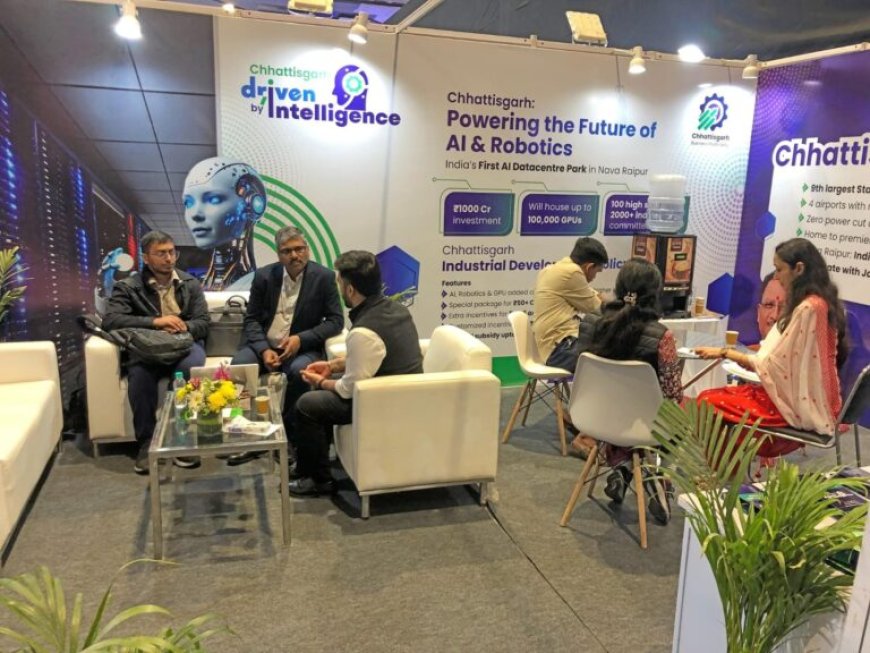 देश के पहले एआई डाटा सेंटर पार्क की दी जा रही जानकारी-छत्तीसगढ़ का स्टॉल बना आकर्षण केंद्र